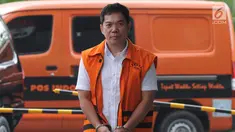 Pengacara Alfin Suherman selaku penyuap Aspidum Kejati DKI Jakarta Agus Winoto berjalan akan menjalani pemeriksaan di Gedung KPK, Jakarta, Kamis (4/7/2019). Alfin Suherman diperiksa sebagai tersangka terkait suap penangan perkara penipuan Sendy Perico. (merdeka.com/Dwi Narwoko)