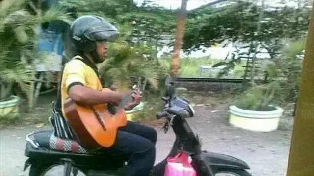 6 Aksi Absurd Bapak-Bapak Nikmati Hidup Tanpa Beban, Kocak