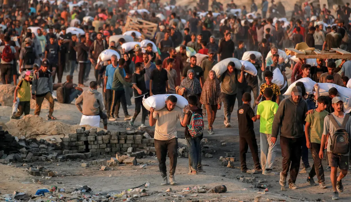 Militer Israel terus menyerang warga yang tengah menunggu makanan di dekat pusat distribusi bantuan Israel di Koridor Netzarim, Gaza Tengah. Tiga orang tewas akibat serangan tersebut. (BASHAR TALEB/AFP)