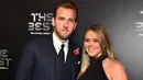 <p>Kapten timnas Inggris Harry Kane dan pasangannya, Katie Goodland berpose setibanya di The Best FIFA Football Awards, London, Senin (23/10). Sejumlah penghargaan diberikan FIFA kepada para pelaku penting di dalam dan luar lapangan hijau. (Glyn KIRK/AFP)</p>