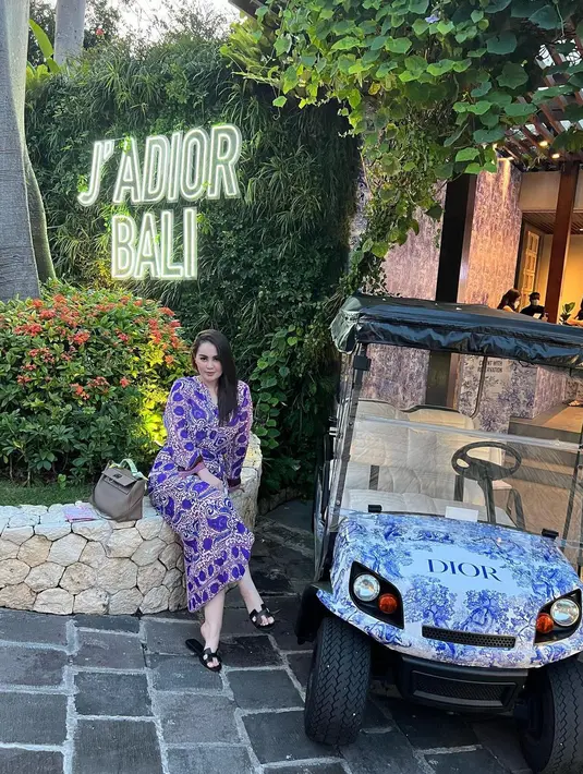 Kala berlibur di salah satu resort di Bali, Jennifer Dunn tampil dengan dress bermotif dan sandal Hermes Oran. [Foto: IG/jennifer_haris89].
