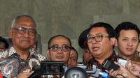Wakil Ketua DPR RI, Fadli Zon didampingi Plt  KPK Taufiequrachman memberikan keterangan kepada wartawan usai mendatangi KPK, Jakarta, Senin (12/10/2015). Fadli Zon membahas komitmen 160 negara dalam upaya pemberantasan korupsi. (Liputan6.com/Helmi Afandi)