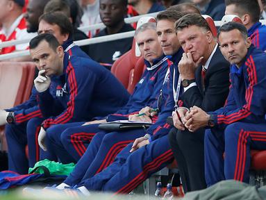 Pelatih Manchester United Louis van Gaal dan Asistennya terlihat murung saat Manchester United kebobolan menit awal Oleh Arsenal di Emirates Stadium, Minggu (04/10/2015). Arsenal menang 3-0 atas MU. (Action Images via Reuters / Carl Recine) 
