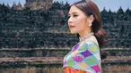 Dengan mengusung tema “Perempuan: Citra, Karya & Karsa”, Prilly Latuconsina tampil anggun dengan mengenakan perpaduan kain Nusantara warna-warni di acara Piala Citra FFI 2022. Penampilannya yang berbeda dari biasanya tuai pujian warganet. (Liputan6.com/IG/@prillylatuconsina96)
