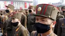 Tentara berkumpul untuk menyambut Kongres ke-8 Partai Buruh Korea di Lapangan Kim Il Sung, Pyongyang, Korea Utara, Senin (12/10/2020). (AP Photo/Jon Chol Jin)