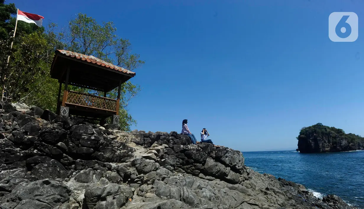 Bukan hanya panoramanya yang indah, pengunjung juga bisa menikmati nyanyian alam dan semilir angin serta suasana pantai. (merdeka.com/Arie Basuki)