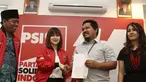 Ketua Umum PSI Grace Natalie (dua kiri) bersalaman dengan penyebar foto hoax dan fitnah terhadap dirinya, Taufan Pratama di Jakarta, Senin (19/11). Taufan Pratama meminta maaf langsung kepada Grace Natalie. (Liputan6.com/Herman Zakharia)