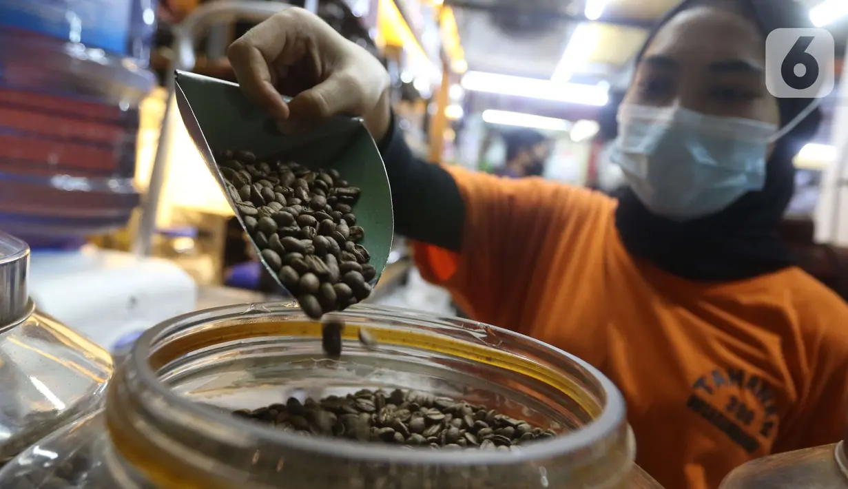 Aktivitas pekerja di salah satu gerai kopi di Jakarta, Jumat (19/11/2021). Data Gabungan Eksportir Kopi Indonesia (Gaeki) mencatat ekspor kopi secara Nasional sepanjang Januari-Juli 2021 mencapai 294.243 ton atau naik 2,63% dibandingkan dengan periode yang sama tahun lalu (Liputan6.com/Angga Yuniar