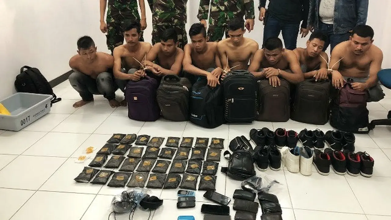 Delapan pria asal Aceh ditahan petugas Bandara Pekanbaru karena selipkan sabu ke sepatu.