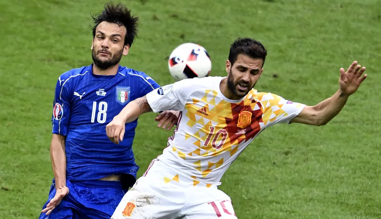 Cesc Fabregas. Gelandang tengah berusia 35 tahun yang masih aktif bermain di musim pertamanya bersama Como ini tercatat sudah tak lagi membela Timnas Spanyol usai berakhirnya Euro 2016. Saat itu Timnas Spanyol tersingkir di babak 16 besar usai kalah 0-2 dari Italia. Total ia mengoleksi 110 caps bersama Timnas Spanyol dengan torehan 15 gol dan 36 assist sejak melakukan debut pada 1 Maret 2006. (AFP/Philippe Lopez)