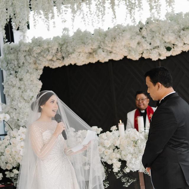 10 Momen Rangkaian Pernikahan Tina Toon dari Sangjit hingga Resepsi, Tampil Memesona