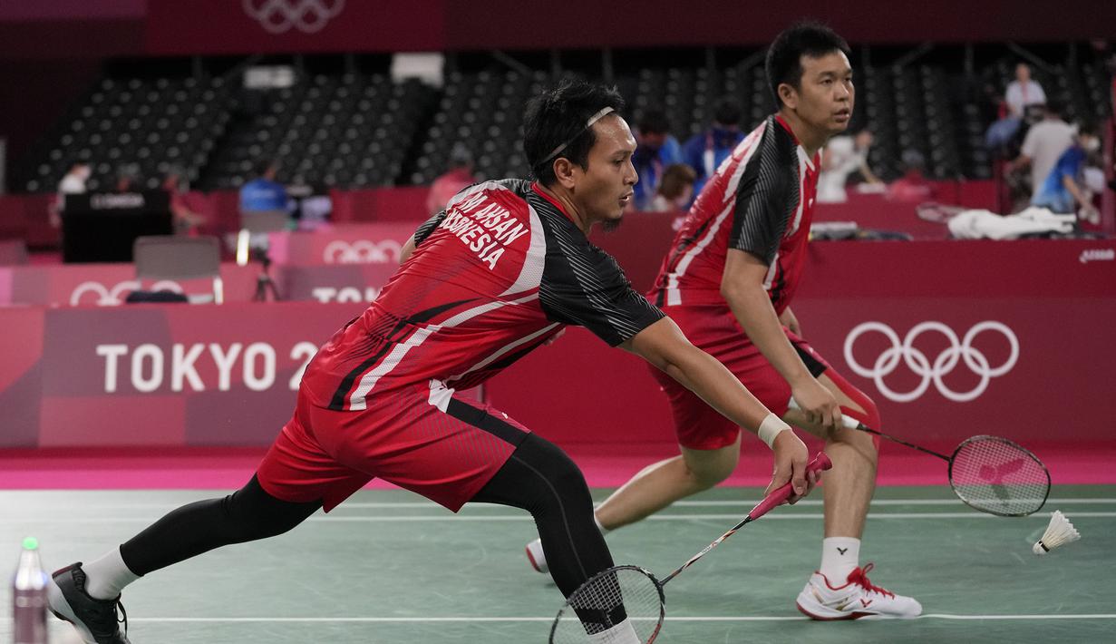 Hendra Setiawan/Mohammad Ahsan menutup hasil positif tim bulu tangkis Indonesia di hari pertama Olimpiade Tokyo 2020. Seluruh 5 partai mampu dimenangkan wakil Indonesia. Empat partai dilalui dengan kemenangan mudah, hanya Praveen/Melati yang harus bersusah payah. (Foto: AP/Dita Alangkara)