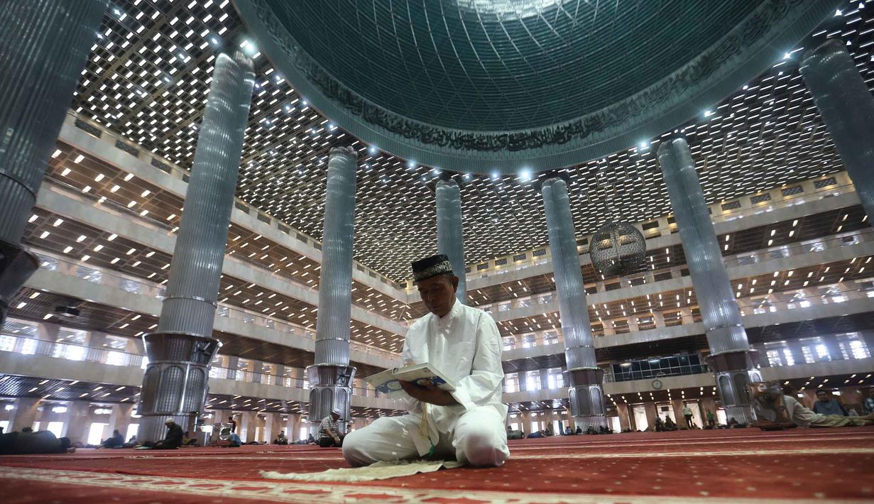 Umat Muslim membaca Al-Quran atau tadarus saat menjalani hari pertama Ramadan 1447 Hijriah di Masjid Istiqlal, Jakarta, Kamis (19/2/2026). (Kapanlagi.com/Budy Santoso)