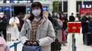 Penumpang wanita menunggu untuk check in di Bandara Liuji di Kota Xiangyang, Provinsi Hubei, China (29/3/2020). Layanan penerbangan penumpang domestik kembali beroperasi di Hubei, wilayah yang sempat terdampak COVID-19, kecuali layanan di Bandara Internasional Tianhe Wuhan. (Xinhua/Xie Jianfei)