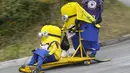 Tiga orang peserta mengenakan kostum Minion saat mengikuti  festival Roller Cart ke-26 di Medellin ,Kolombia, Senin (6/9/2015). Peserta saling berlomba menjadi yang tercepat dalam menuruni bukit. (REUTERS/Fredy Builes)