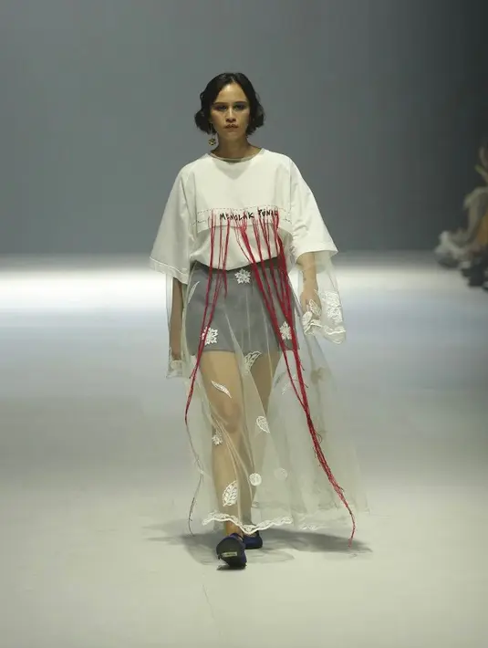 Lutesha hadir sebagai muse brand Sejauh Mata Memandang. Ia mengenakan atasan putih dipadukan inner lace dress dan mini skirt nya. [Daniel Kampua]