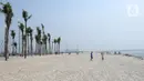 Pemandangan hamparan pasir putih White Sand Beach di Pantai Indah Kapuk (PIK) 2, Jakarta Utara, Sabtu (5/6/2021). Hamparan pasir putih buatan sepanjang sekitar 4 Km menjadi salah satu destinasi warga Jabotabek untuk berlibur. (merdeka.com/Arie Basuki)