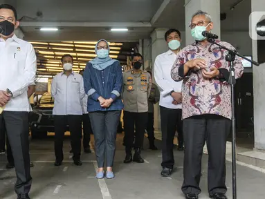 Ketua KPU Arief Budiman (kanan) bersama Kabareskrim Polri Komjen Pol Listyo Sigit Prabowo memberikan keterangan pers  usai pertemuan di Gedung KPU, Jakarta, Kamis (3/12/2020). Pertemuan itu membahas persiapan keamanan jelang Pilkada serentak 9 Desember mendatang. (Liputan6.com/Johan Tallo)