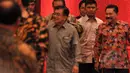 Wapres Jusuf Kalla (kiri) saat tiba menghadiri acara International Conferencen Terrorisn & ISIS di Jiexpo Jakarta, Senin (23/3/2015). (Liputan6.com/Faizal Fanani)