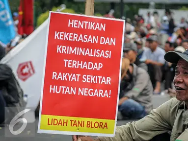 Massa yang tergabung dalam Front Perjuangan Rakyat melakukan aksi di depan Istana Merdeka, Jakarta, Senin (26/9). Mereka meminta kepada pemerintah untuk menghapuskan monopoli dan perampasan tanah oleh borjuasi besar. (Liputan6.com/Faizal Fanani)