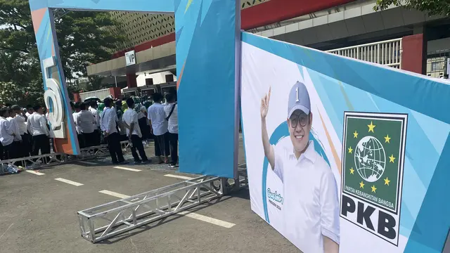 Baliho Ketua Umum Partai Kebangkitan Bangsa (PKB) Muhaimin Iskandar atau Cak Imin dalam Harlah ke-25 PKB di Solo, Jawa Tengah, Minggu (23/7/2023).