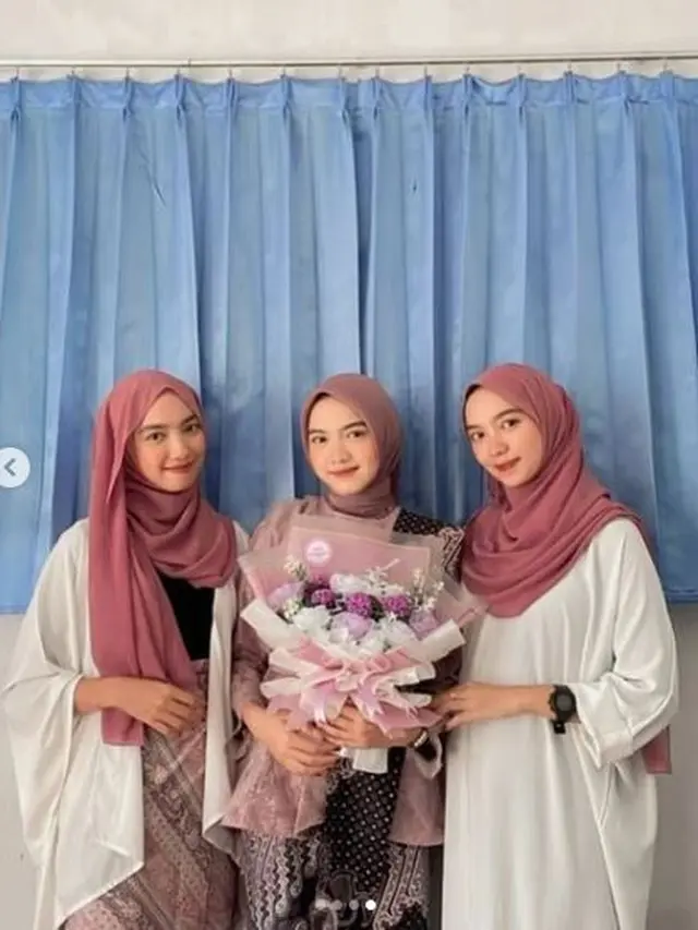 6 Momen Lamaran Gadis Kembar Tiga Banyuwangi, Calon Suaminya Pria Kembar