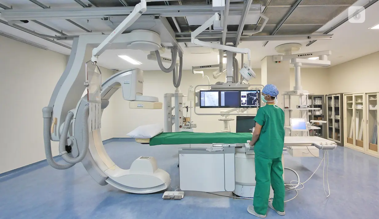 Petugas mempersiapakan alat cath lab di RS EMC Sentul, Jawa Barat, Sabtu (21/4). RS EMC memiliki alat pemeriksaan diagnaostic yang canggih dan kamar kualitas yang terbaik. (Liputan6.com/Herman Zakharia)