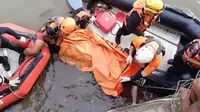 Priyanto seorang pria paru baya usia 51 tahun korban tewas tenggelam di aliran sungai Kali Ciliwung, Banjir Kanal Barat, Kecamatan Tambora, Jakarta Barat, Kamis (17/11) lalu, akhirnya berhasil ditemukan Tim SAR Gabungan, Sabtu (19/11) (SAR Jakarta)