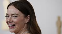 Emma Stone dalam Piala Oscar 2024. (AP Photo/Ashley Landis)