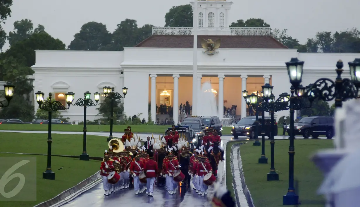 Pasukan musik dan berkuda mengawal ketat iring-iringan kendaraan Raja Salman bin Abdulaziz saat meninggalkan Istana Bogor, Rabu (1/3). (Liputan6.com/Helmi Fithriansyah)