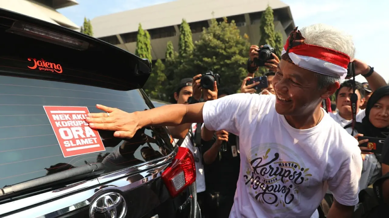 Ganjar Tempeli Mobil Dinas Stiker Keramat