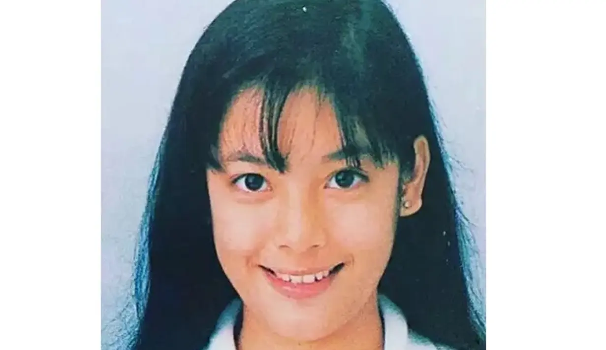 Kilas balik melihat foto masa muda Lulu Tobing maka bakal membuat netizen terpesona. Ya, Lulu Tobing sudahbtampil menawan dengan rambut hitam panjang berponi. Seperti diketahui Lulu mengawali kariernya sebagai seorang model pada tahun 90-an dan karier nya terus meroket hingga pada akhirnya berhasil tembus casting sinetron. (Liputan6.com/IG/waroenglukisan)