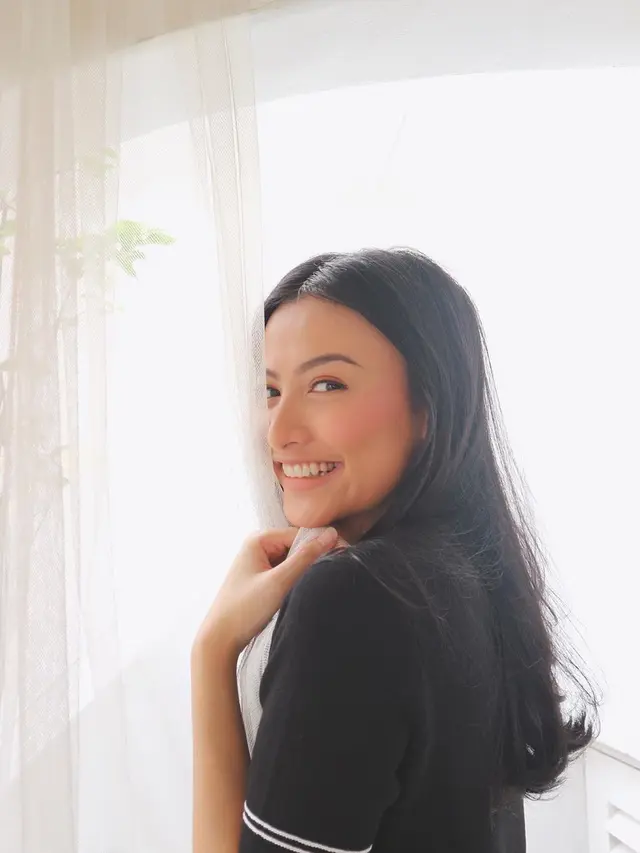 7 Potret Valeria Stahl Selebriti yang Dekat dengan Adipati Dolken