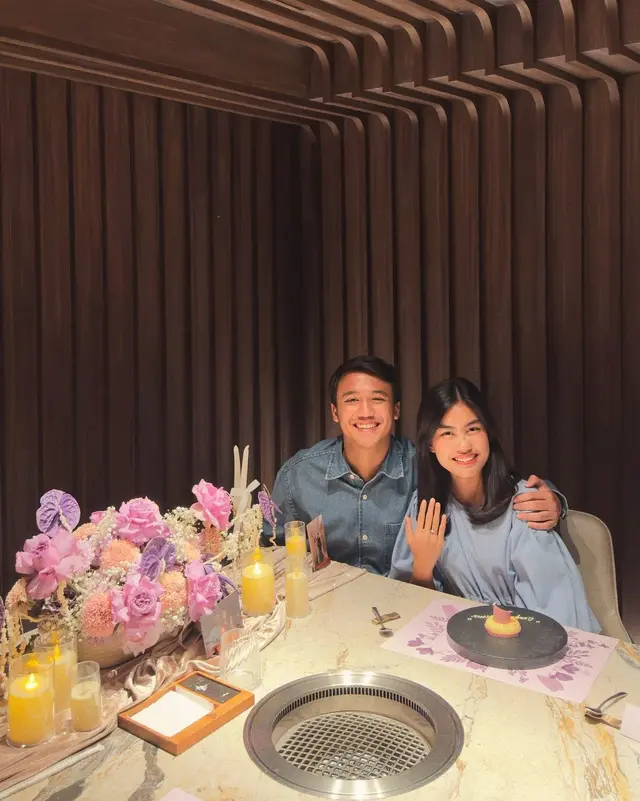 6 Potret bahagia Namira Adjani Alya Rohali dilamar kekasih saat dinner anniversary