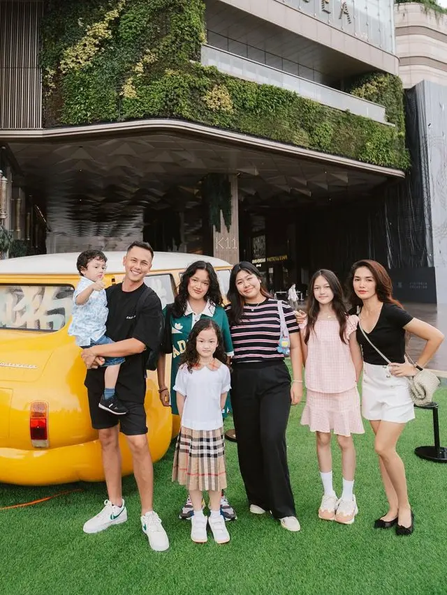 Andhika Pratama dan keluarga berlibur (Instagram/ussypratama)