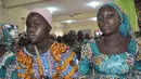 Pemerintah Nigeria akan melanjutkan studi yang tertinggal dari para gadis yang pernah diculik Boko Haram di Abuja, Nigeria, Selasa (30/5). 82 gadis ditukar dengan kebebasan anggota Boko Haram dari penjara. (AP Photo / Olamikan Gbemiga)
