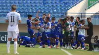 Pemain Persiraja Andik Vermansyah dikerubuti rekan-rekannya usai bobol gawang PSKC Cimahi di ajang Pegadaian Liga 2 hari Rabu (02/10/2024). (Erwin Snaz/Bola.com)