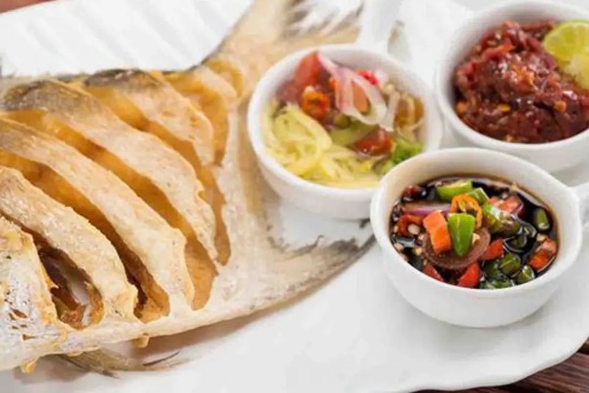 Ikan bawal goreng dan sambal lezat/copyright: rasaneseafood