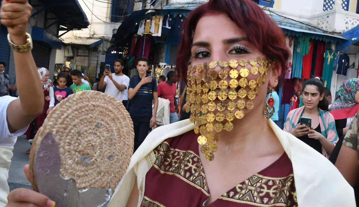 Seorang perempuan yang mengenakan kostum tradisional Tunisia mengikuti perayaan tahunan Hari Perempuan Nasional di pusat kota Tunis, Tunisia, pada 13 Agustus 2020. (Xinhua/Adel Ezzine)