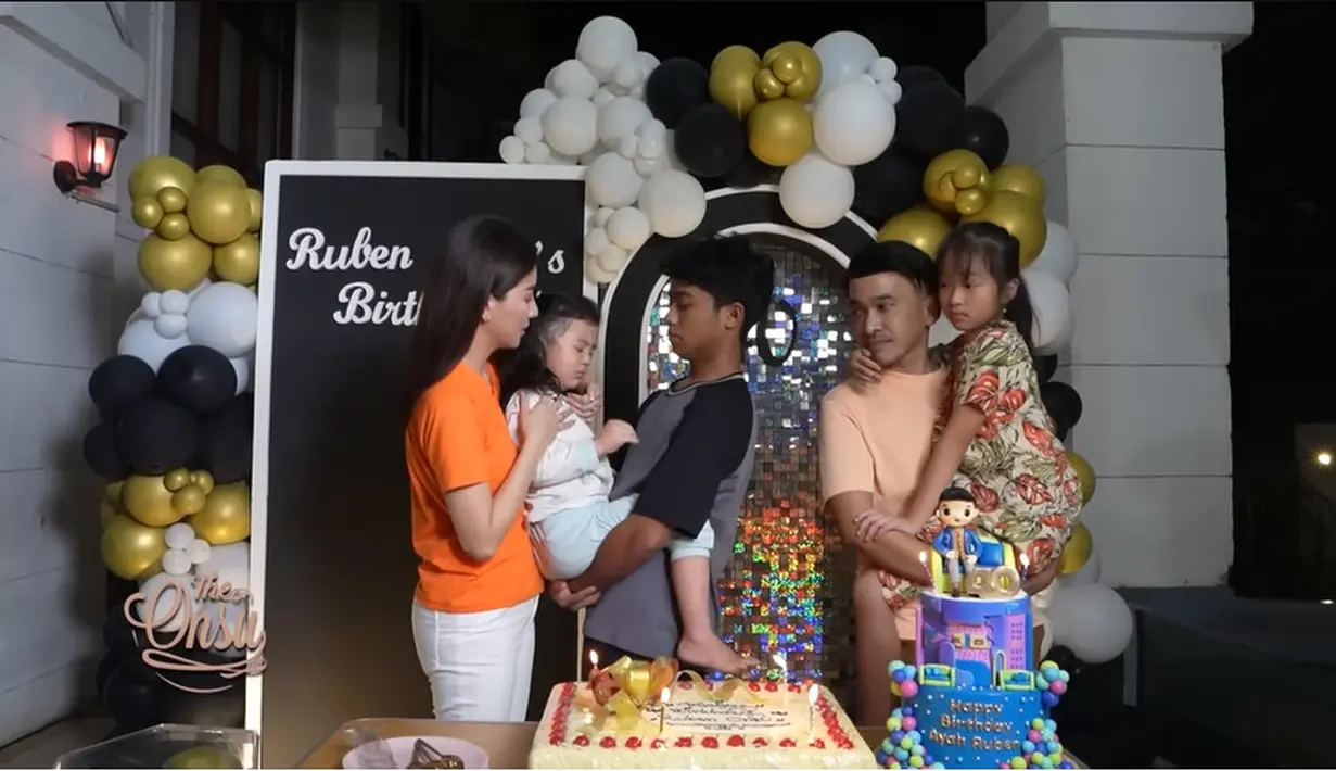 Sarwendah sengaja menyiapkan kejutan untuk Ruben saat baru pulang kerja. Turun dari mobil, langsung disambut meriah dan menyanyikan selamat ulang tahun. Kejutan pertama berlangsung sukses dan berjalan sangat meriah. [Youtube/The Onsu Family]
