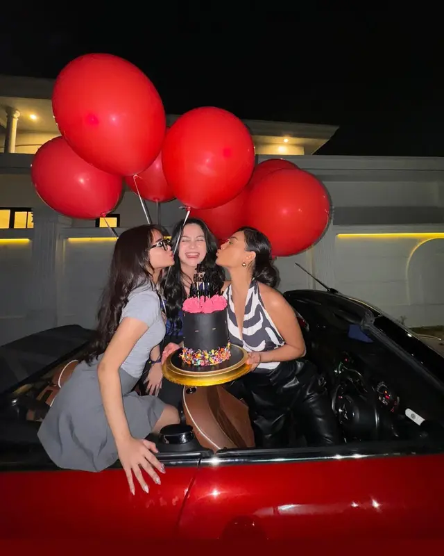 Pertemanannya dinilai tulus, ini 6 momen Fuji dan Erika Carlina rayakan ulang tahun Rachel Vennya