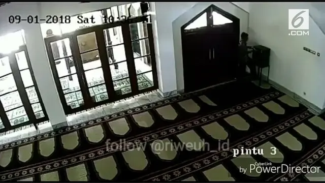 Seorang pria terekam CCTV sedang melakukan aksi pencurian di dalam masjid dengan membongkar uang kotak amal.
