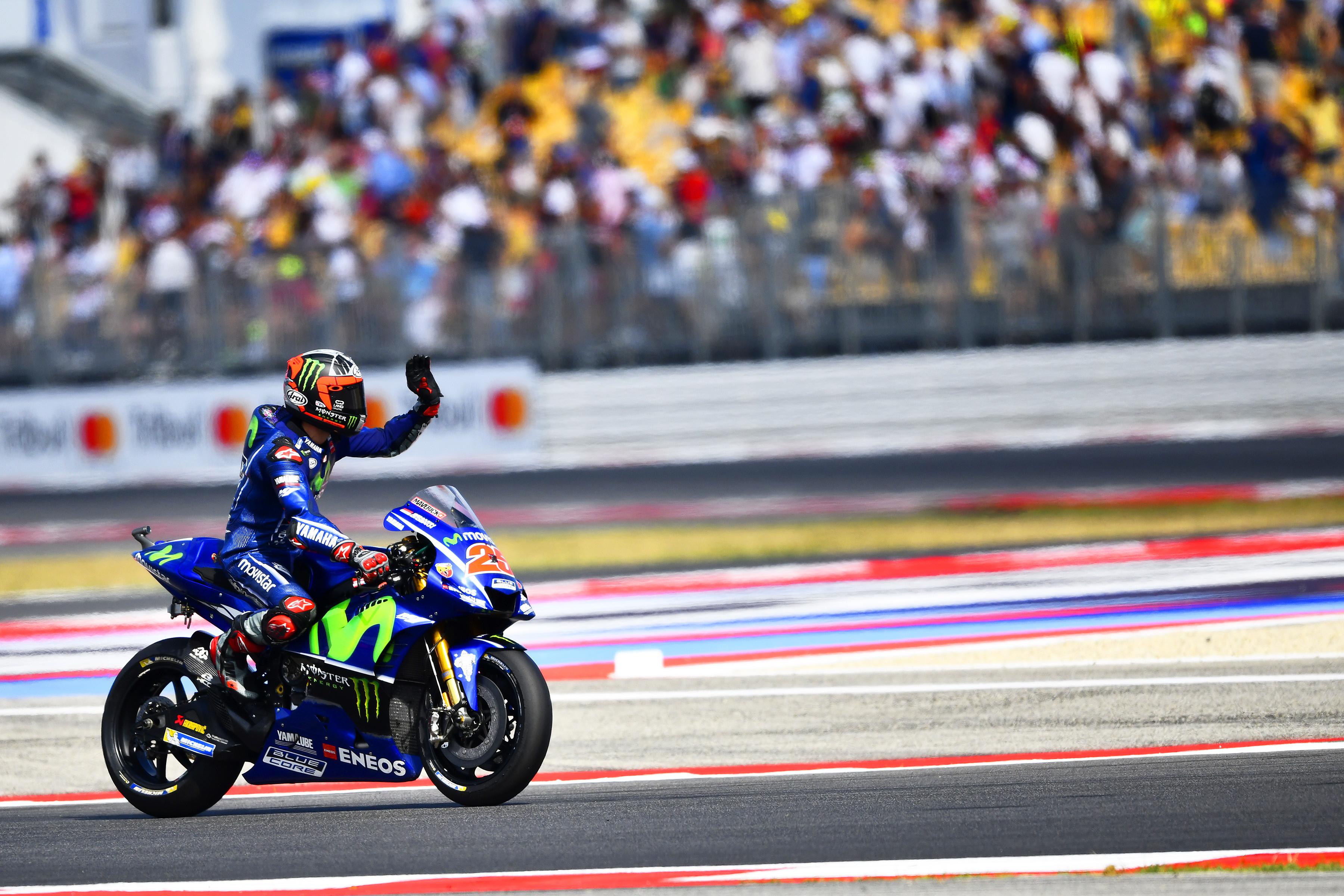 Pembalap Movistar Yamaha, Maverick Vinales menyemangati Valentino Rossi soal peluang menjadi juara dunia MotoGP 2017. (Marco BERTORELLO / AFP)