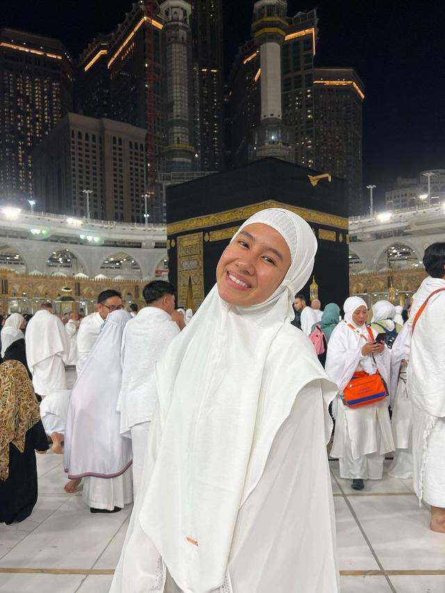 7 Potret Shenina Cinnamon Jalani Ibadah Umroh, Penampilan Berhijab Curi Perhatian