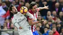 Pemain Real Madrid, Isco (kiri), berduel dengan pemain Atletico Madrid, Stefan Savic, pada laga pekan ke-12 La Liga Spanyol di Estadio Vicente Calderon, Sabtu (19/11/2016). (AFP/Pierre-Philippe Marcou)