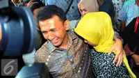 Gatot Pudjo Nugroho merangkul anaknya usai menjalani sidang di Pengadilan Tipikor, Jakarta,Rabu (17/2). JPU menuntut Gatot dengan hukuman pidana selama 4 tahun enam bulan penjara. (Liputan6.com/Faisal R Syam)