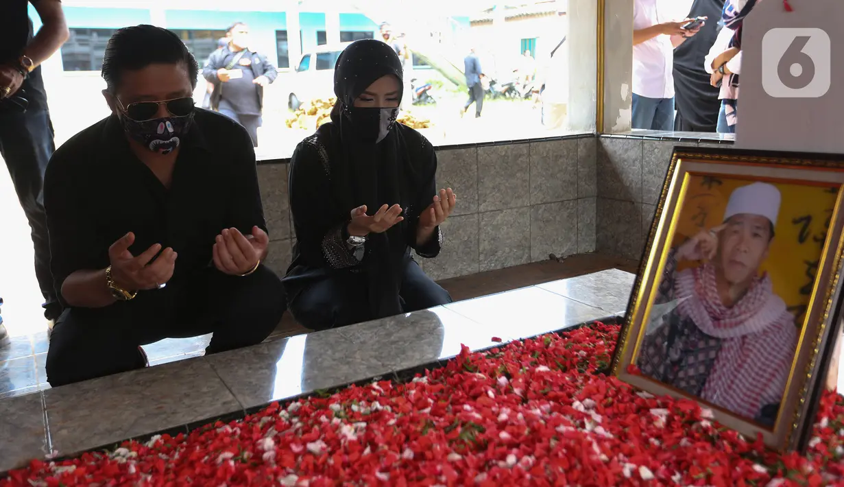 Sejumlah orang mendoakan pendakwah Ramdhan Effendi atau Anton Medan saat pemakaman di area Masjid Tan Kok Liong, Pondok Rajeg, Cibinong, Bogor, Jawa Barat, Selasa (16/3/2021). Anton Medan mendapat hidayah saat berada dipenjara. (Kapanlagi.com/Budy Santoso)