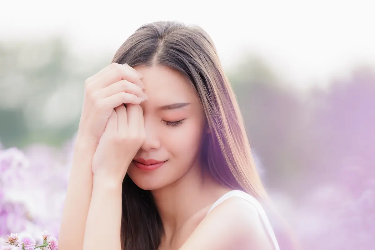 perempuan cantik pemalu