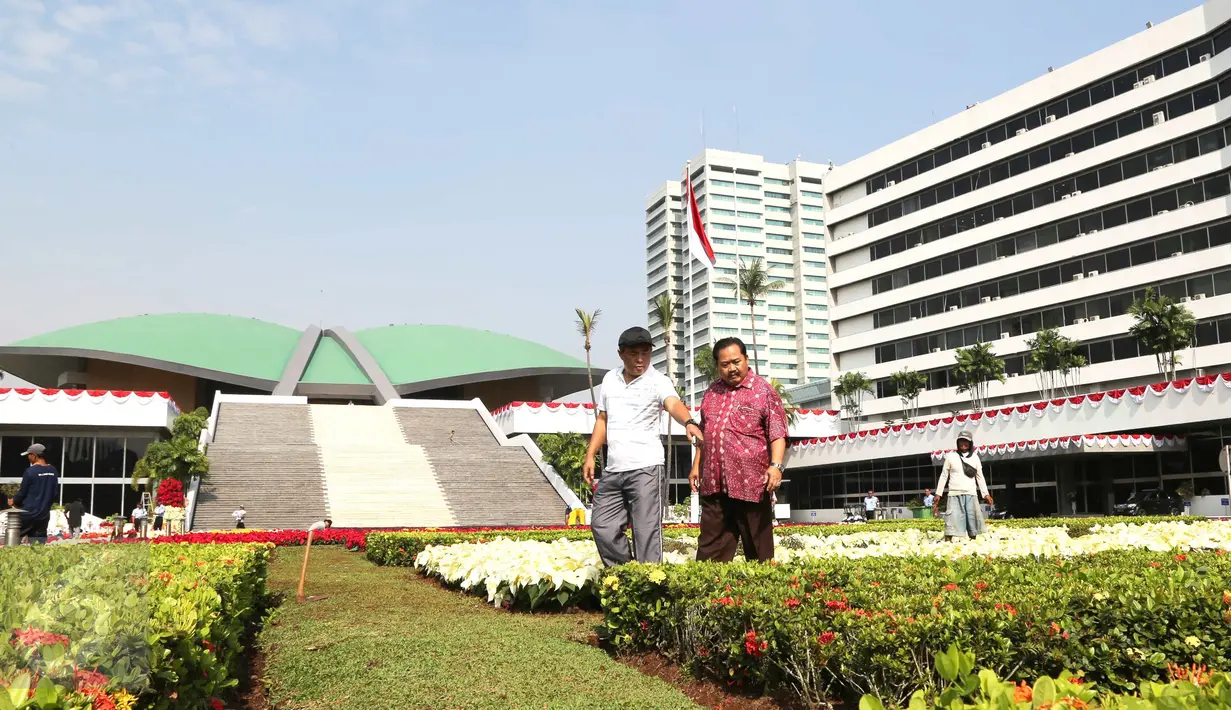 Ketua DPR RI Ade Komarudin (topi) meninjau taman yang berada di Gedung Nusantara, komplek Parlemen, Jakarta, Jumat (12/8). Peninjauan guna melihat kesiapan gedung DPR sebelum pidato kenegaraan pada 16 Agustus 2016. (Liputan6.com/Angga Yuniar)