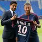 Neymar Jr bersama CEO Nasser Al-Khelaifi menunjukkan jersey klub PSG usai resmi bergabung dalam konferensi pers bersama PSG di Paris, (4/8). PSG secara resmi telah mengontrak mantan pemain Barca itu selama lima tahun. (AP Photo/Michel Euler)